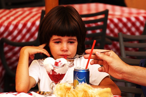«Мой ребенок ест одни сладости!». Почему взрослые не могут ограничить детей в сладком